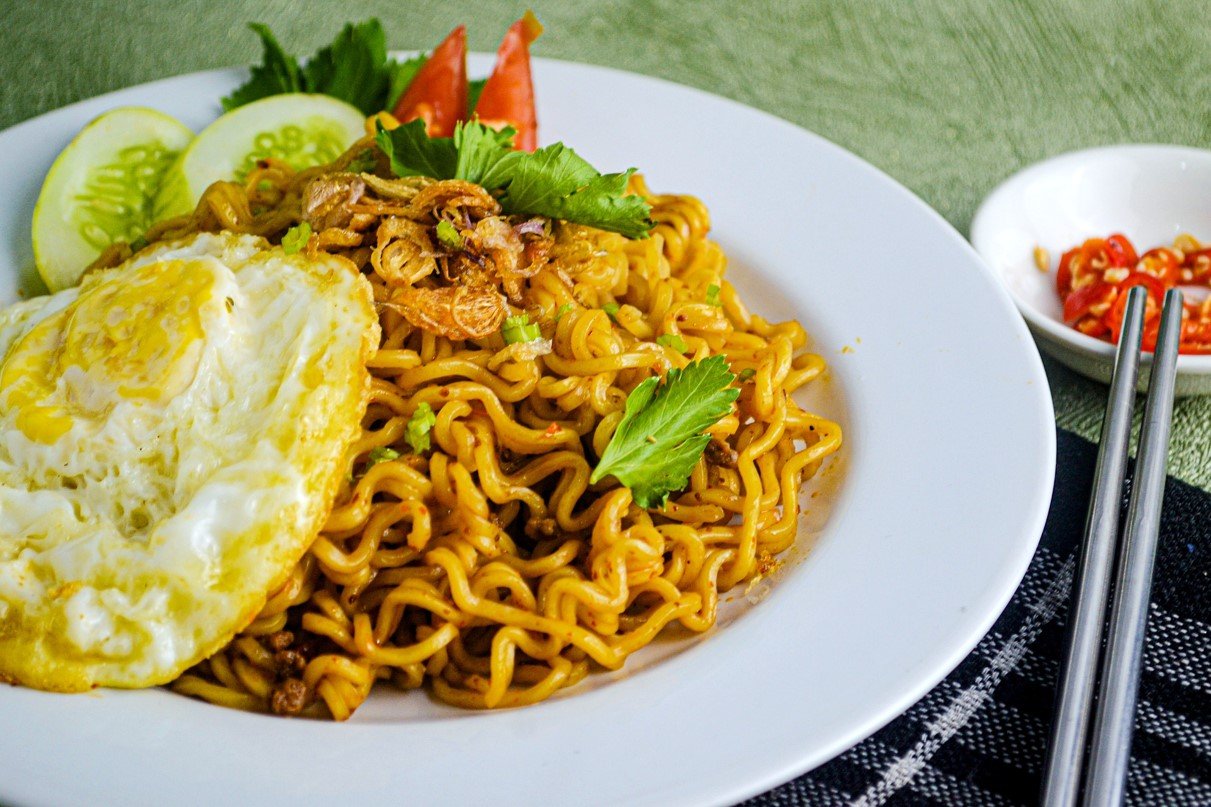 Maggi with eggs and caramelized onions