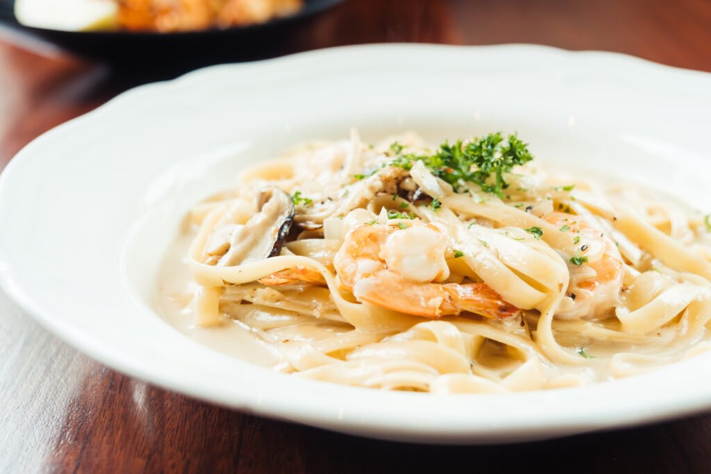alfredo fettucine pasta with white cream sauce and shrimp mushroom