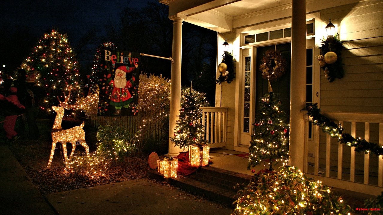String lights on Christmas theme decoration ideas