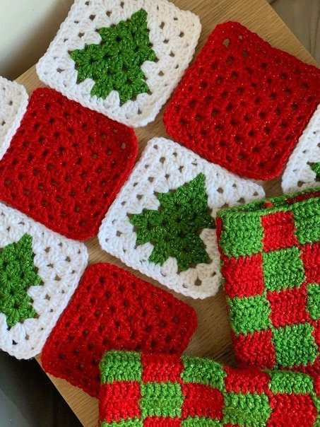 Use Classic Red and Green Color for candy, coasters on Christmas theme decoration ideas