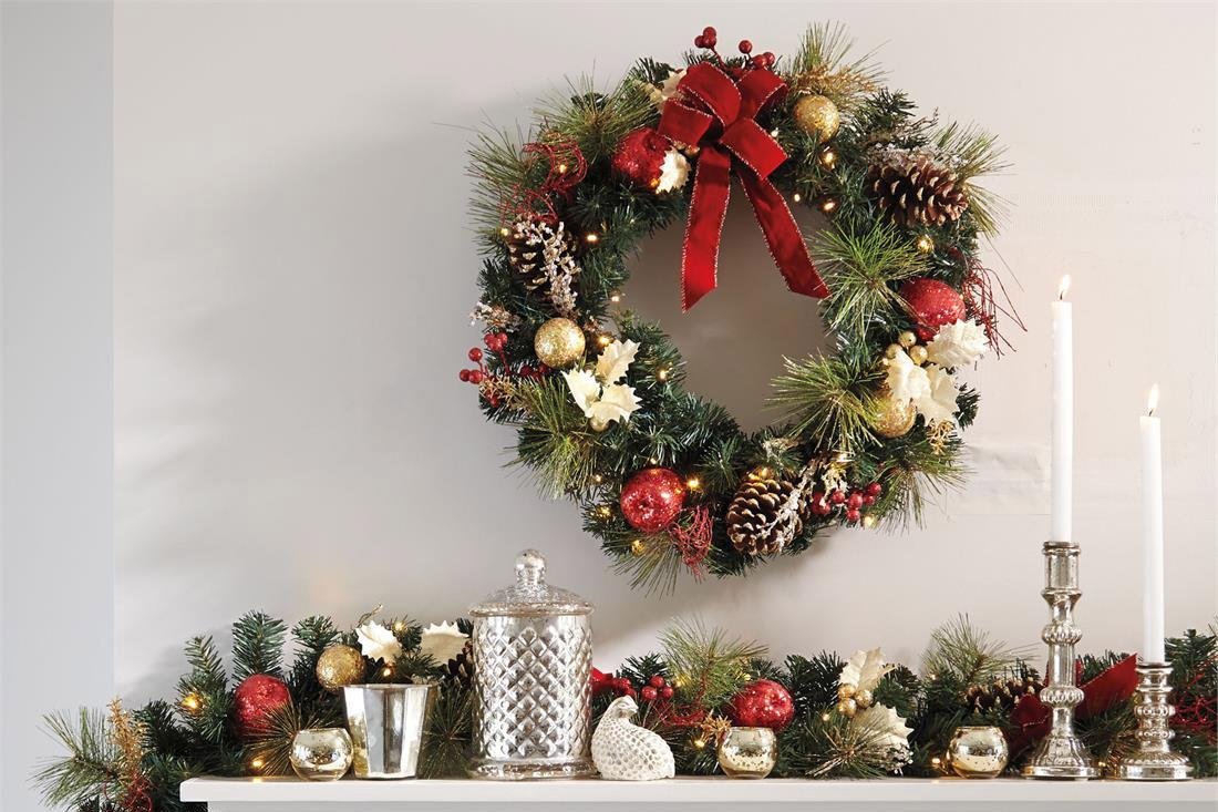 Wreath on the Door | Christmas Decoration Ideas