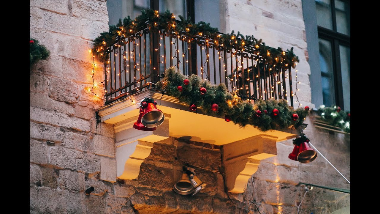 Christmas wall decor- deck the balcony with boughs of Christmas decoration ideas
