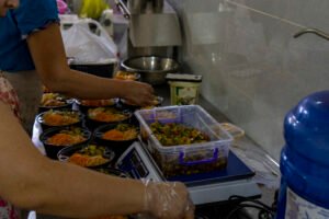 properly pack salads in a restaurant setting