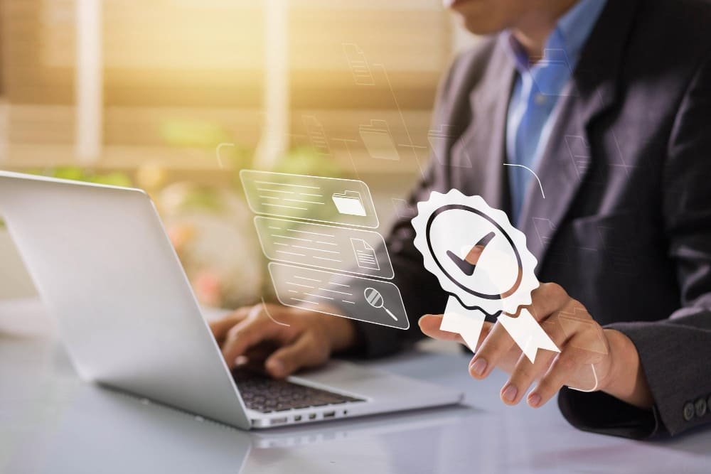  Businessman working on labtop